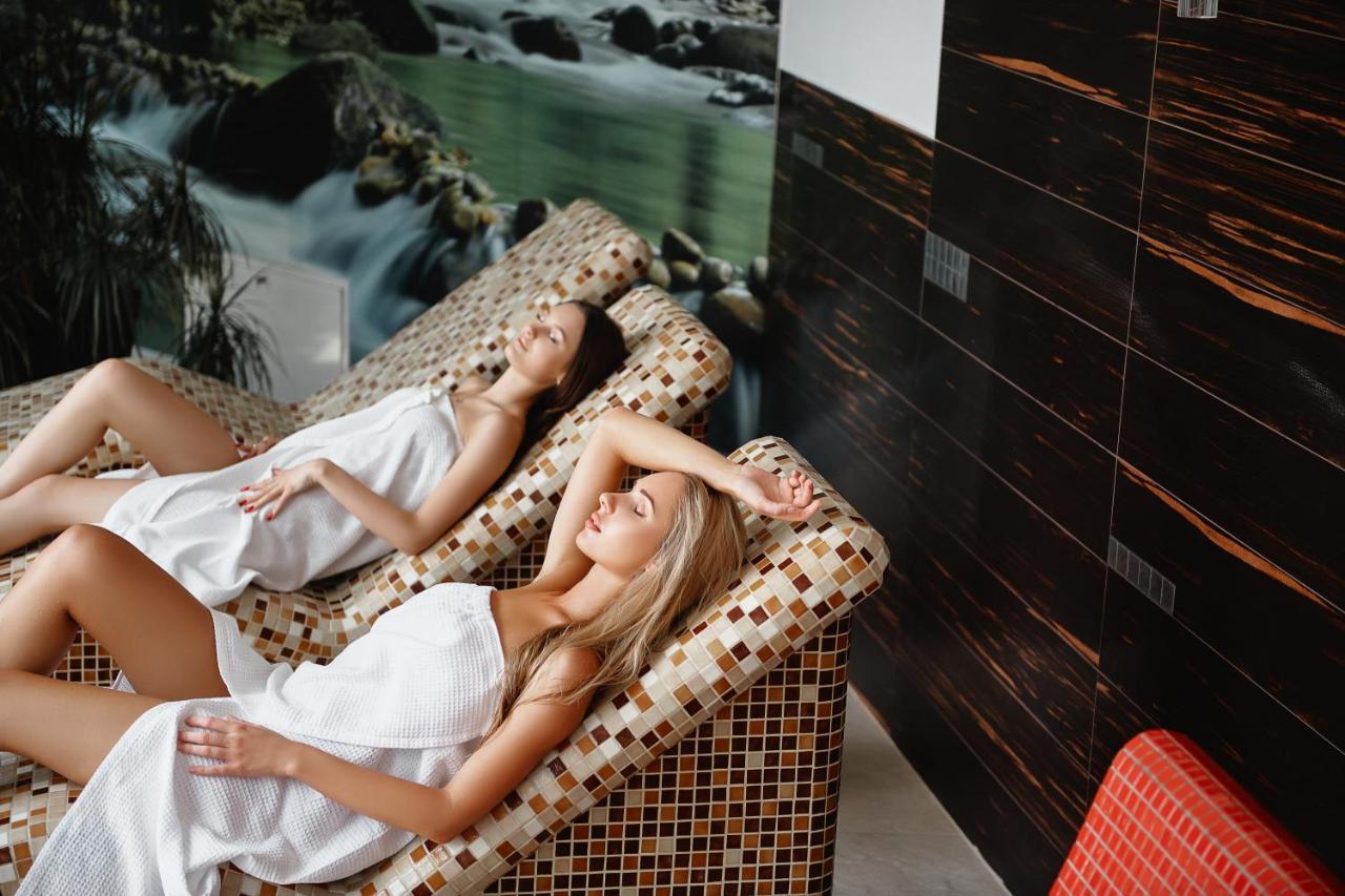 Blue Diamond Hotel Active Spa Trzebownisko Bagian luar foto