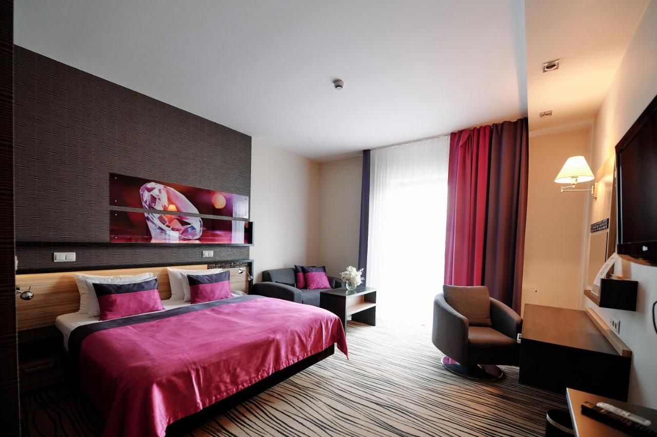 Blue Diamond Hotel Active Spa Trzebownisko Bagian luar foto