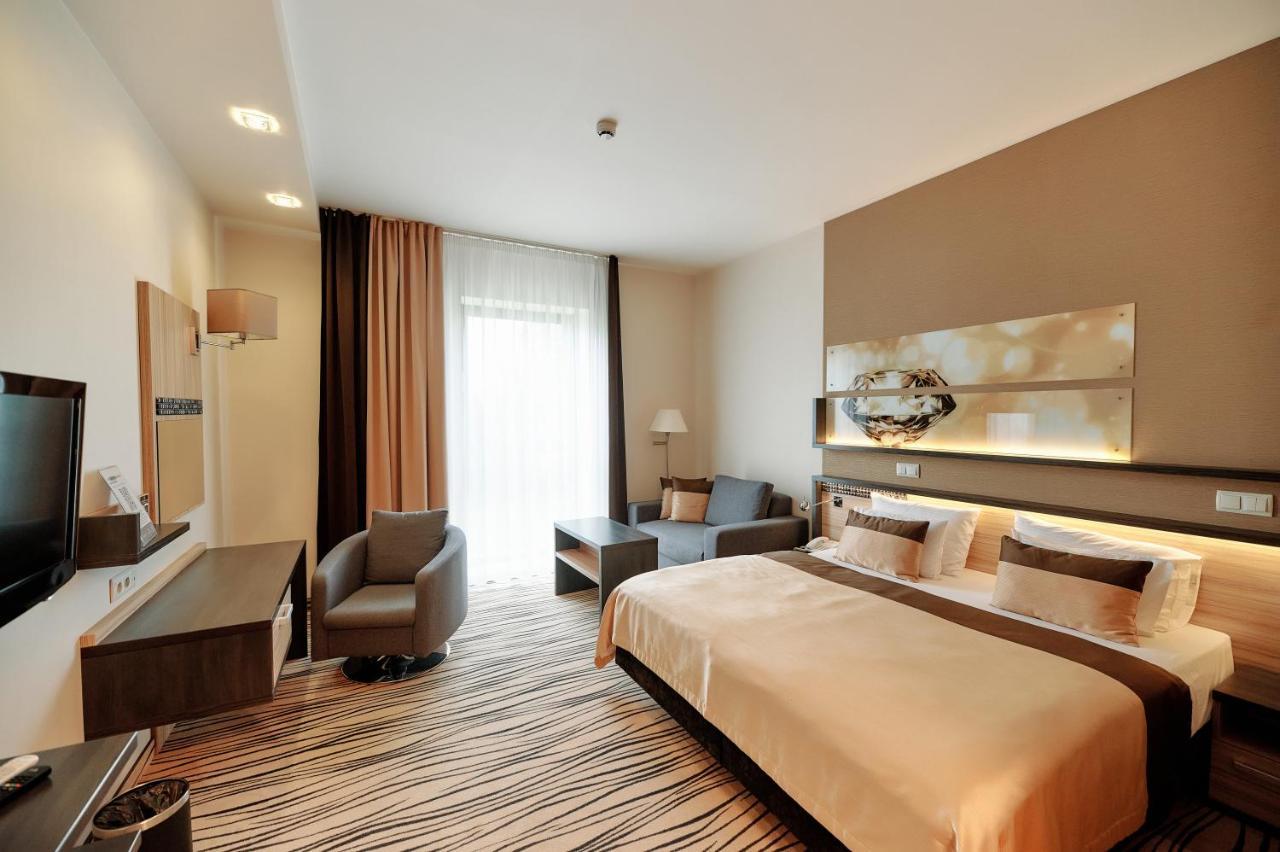 Blue Diamond Hotel Active Spa Trzebownisko Bagian luar foto