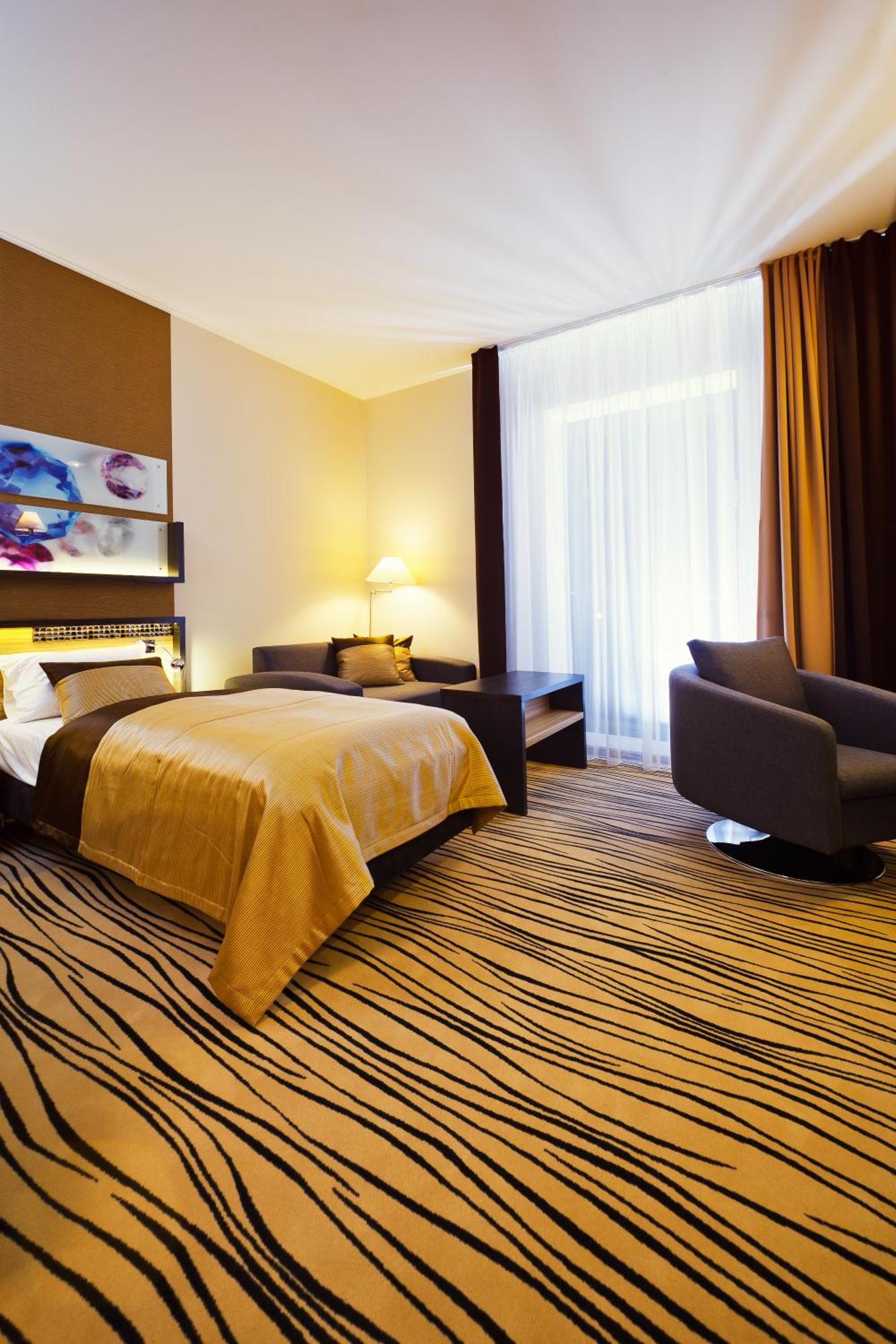 Blue Diamond Hotel Active Spa Trzebownisko Bagian luar foto