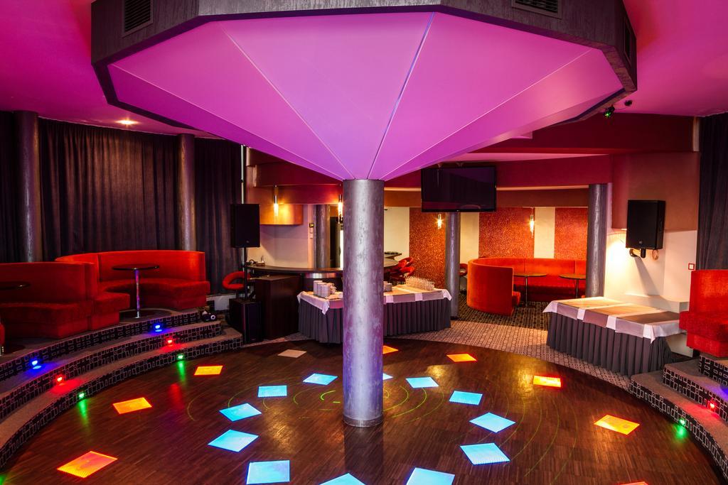 Blue Diamond Hotel Active Spa Trzebownisko Bagian luar foto